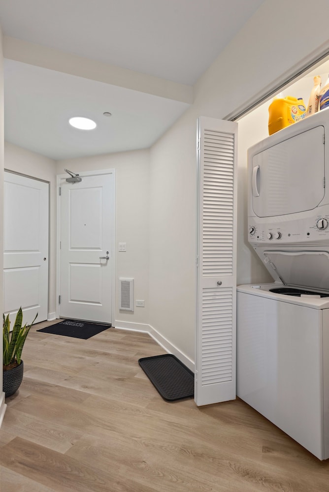 Near Riverwalk 2BR Private Balcony Downtown