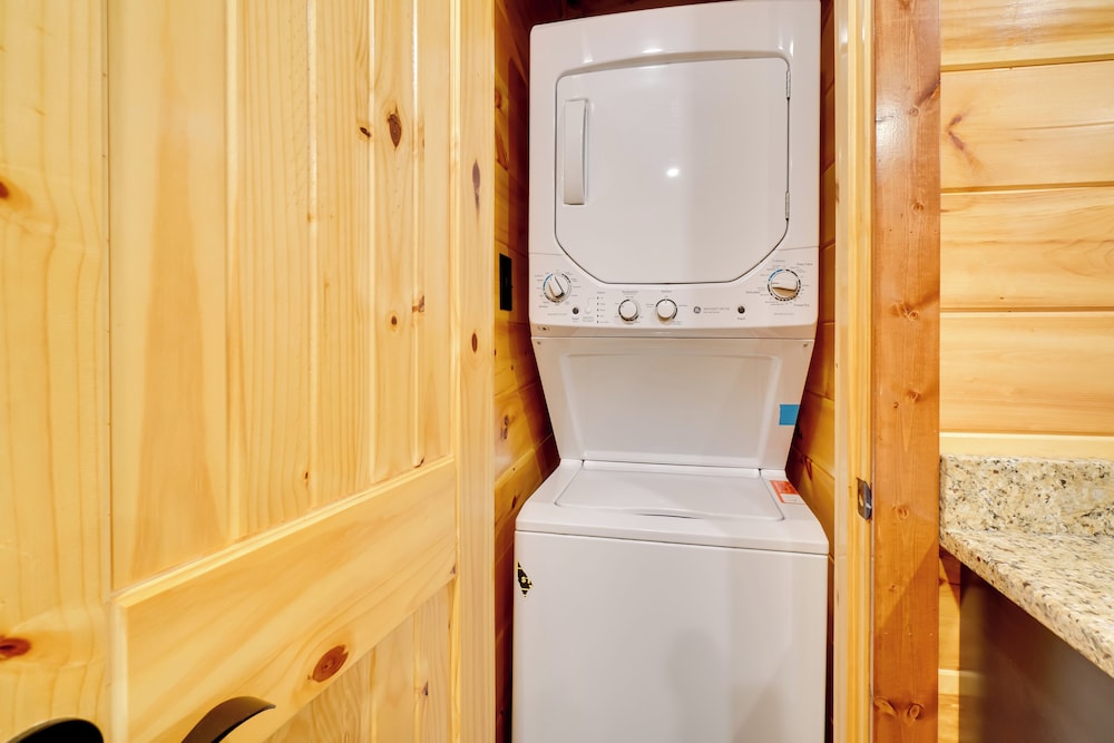 Hot Tub, Game Room & Mtn Views: Sevierville Cabin