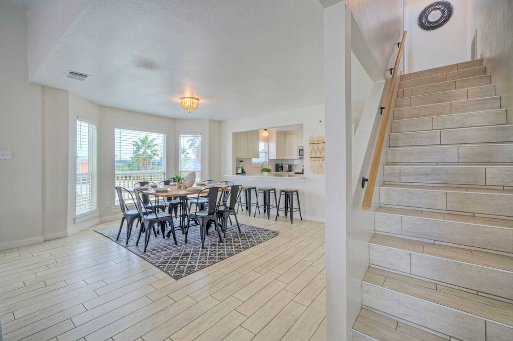 Sleeps 20! 2 Homes Near the Beach, Private Pools, Gameroom, Large Family Retreat