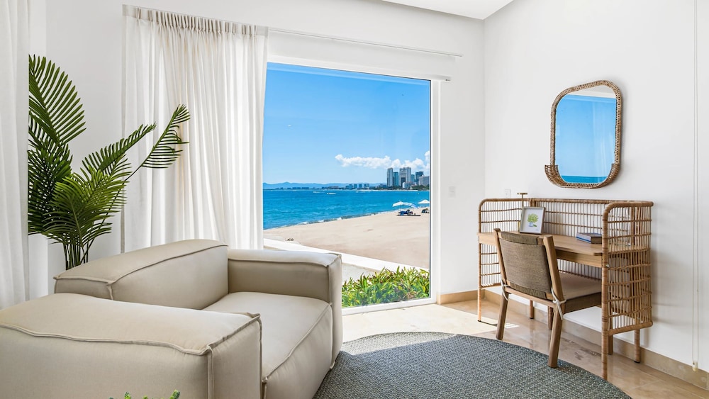 Beachfront Private Pool Theatre Room Views