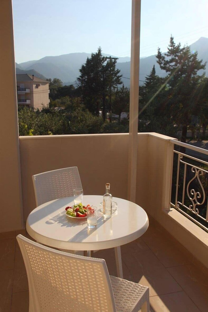 Aggelina en Lefkada — balance & terrace