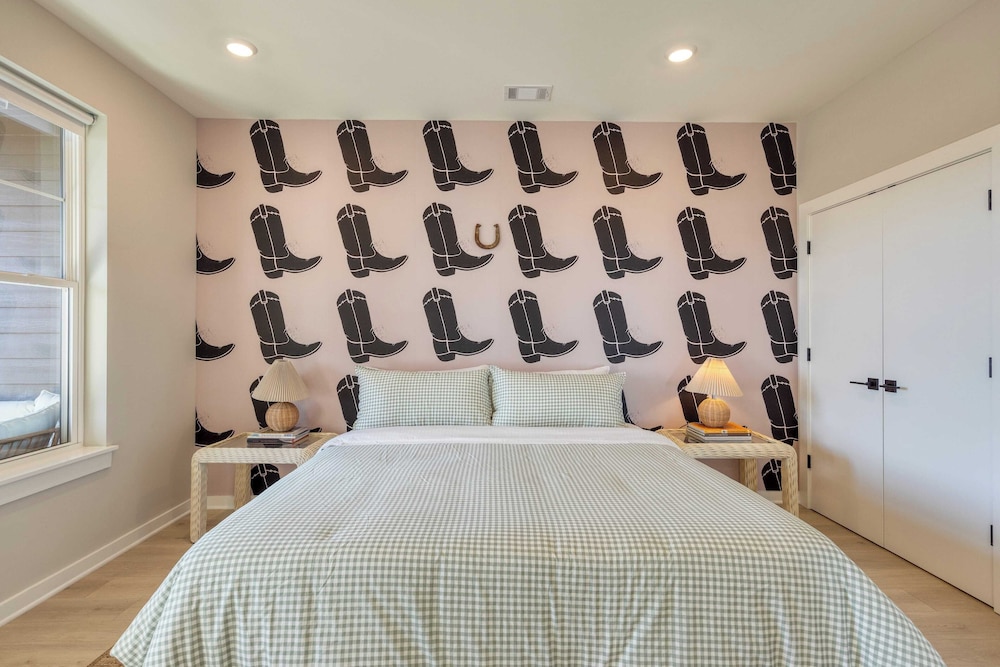Sleeps 24! 3 Modern 4bdr Townhomes w/ Covered Patios Nashville Group Retreat