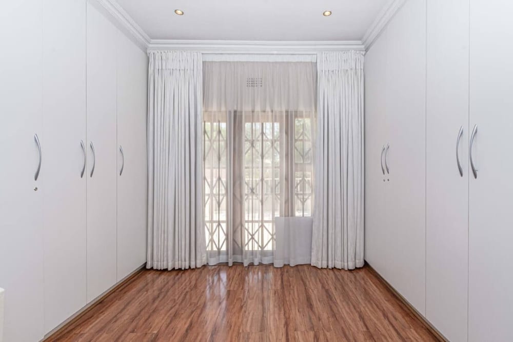Super Spacious Fun Home! With Pool, Den and Bar