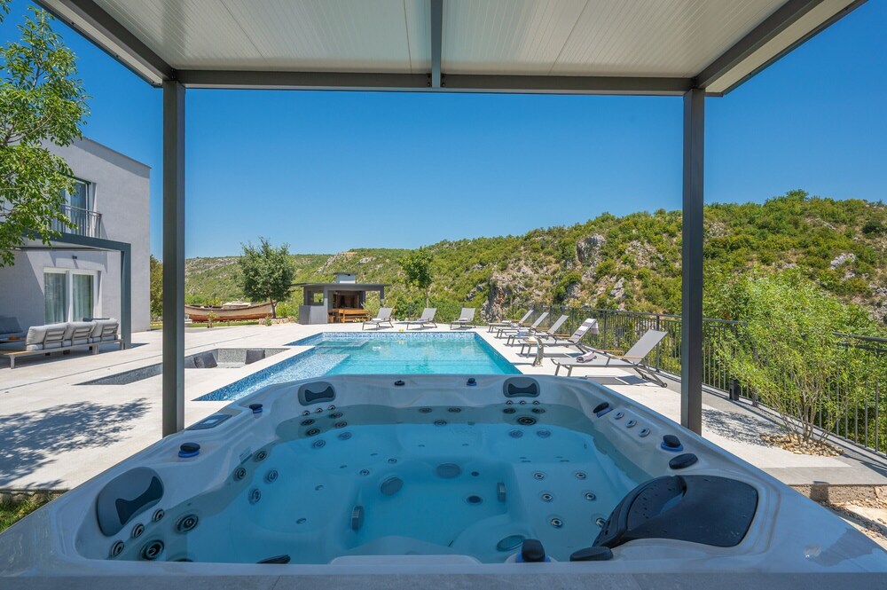 Villa River Rose with pool and jacuzzi, near the river beach