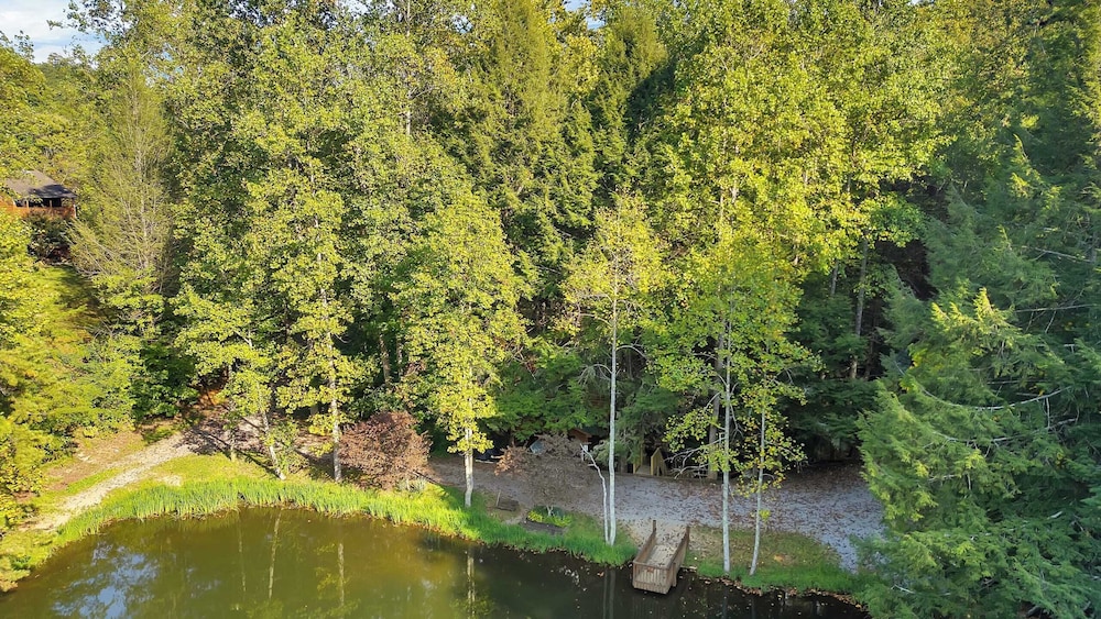 Lakeside Cabin w/ Hot Tub, Fireplace Near Dollywood & Trails Smoky Shores Retreat by Avantstay