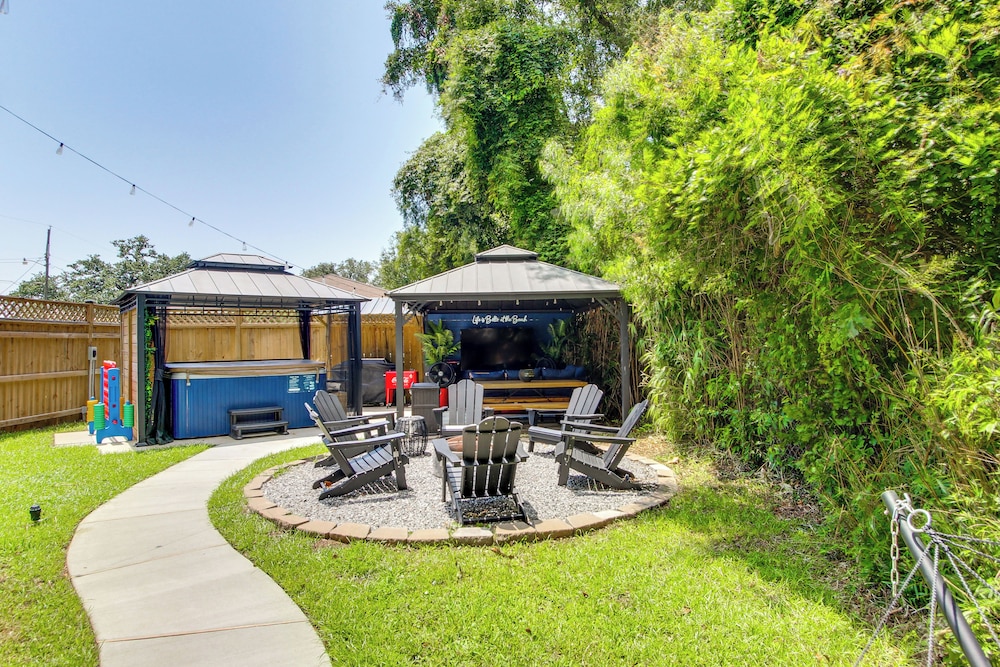 Walk to Beach, Gazebo w/ Hot Tub: Gulfport Gem!