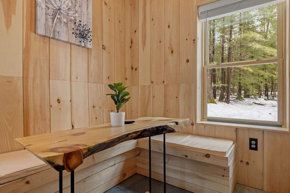 Ski Cabin w Hot Tub Gas Fireplace Near Cranmore