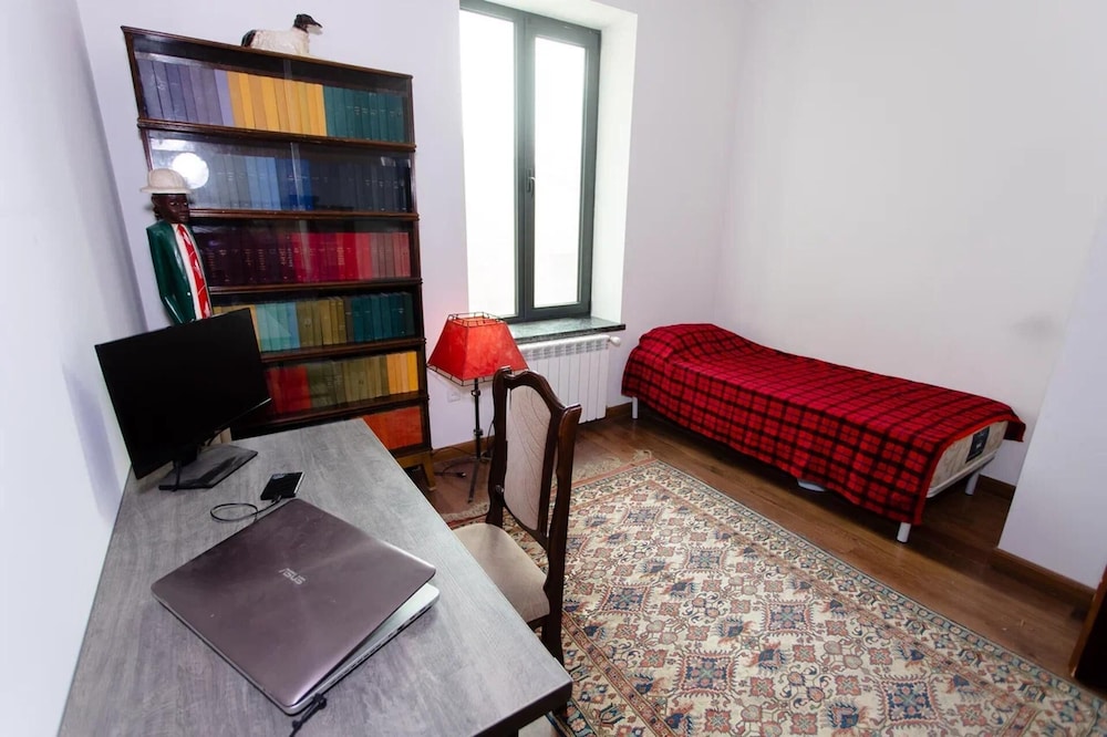 4 Bed Villa Estate Sleeps 7 - Pool, Garden, Sauna