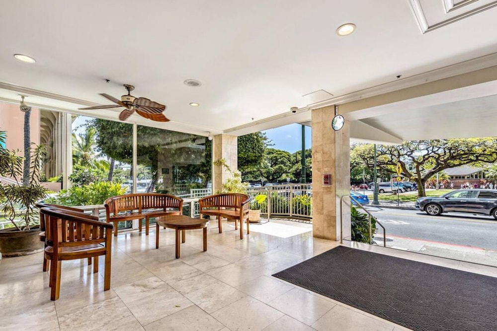 Picturesque Waikiki Hotel Room w Private Balcony