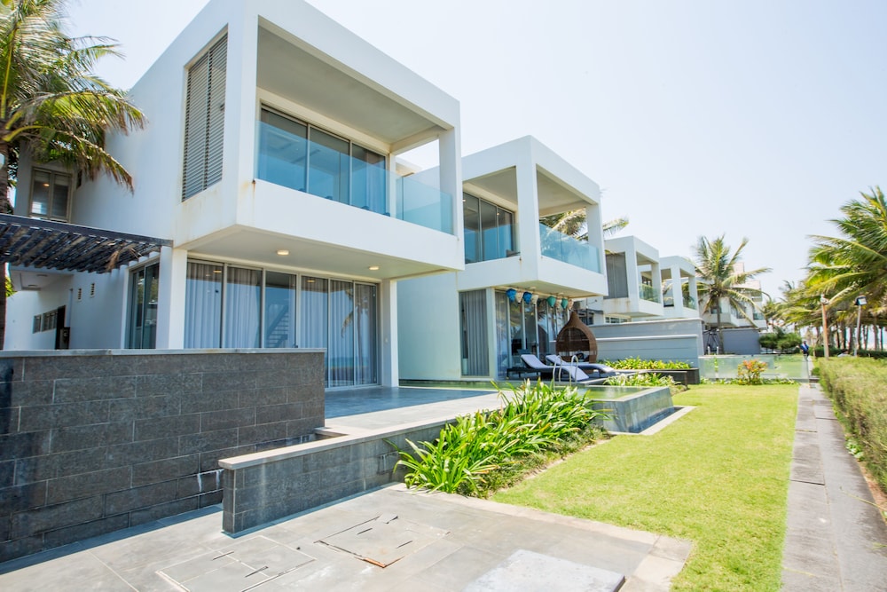 Luxury Yacht Villa