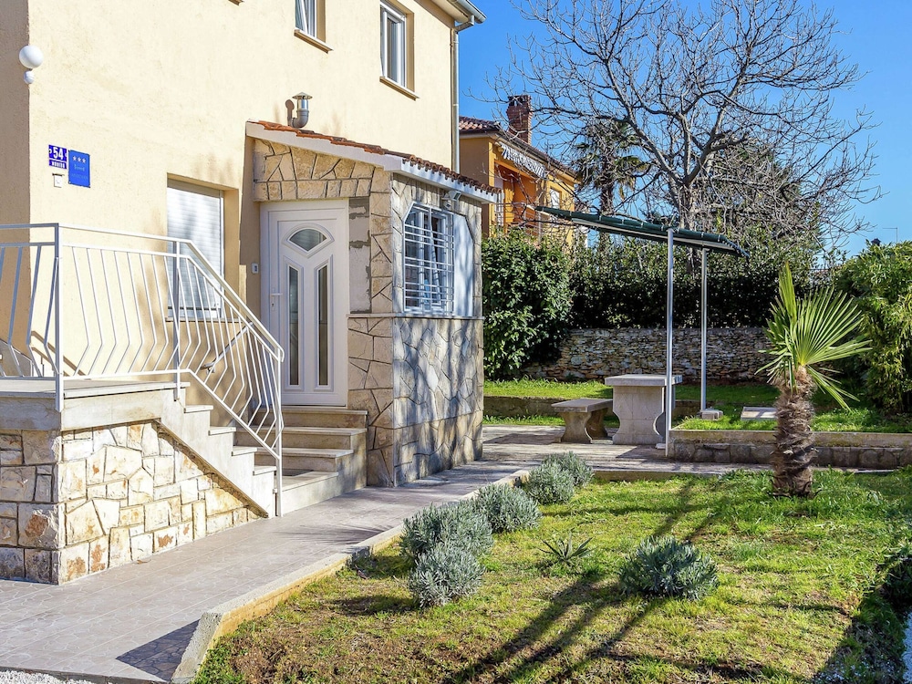 Apartment With Terrace and Pet-friendly view 3