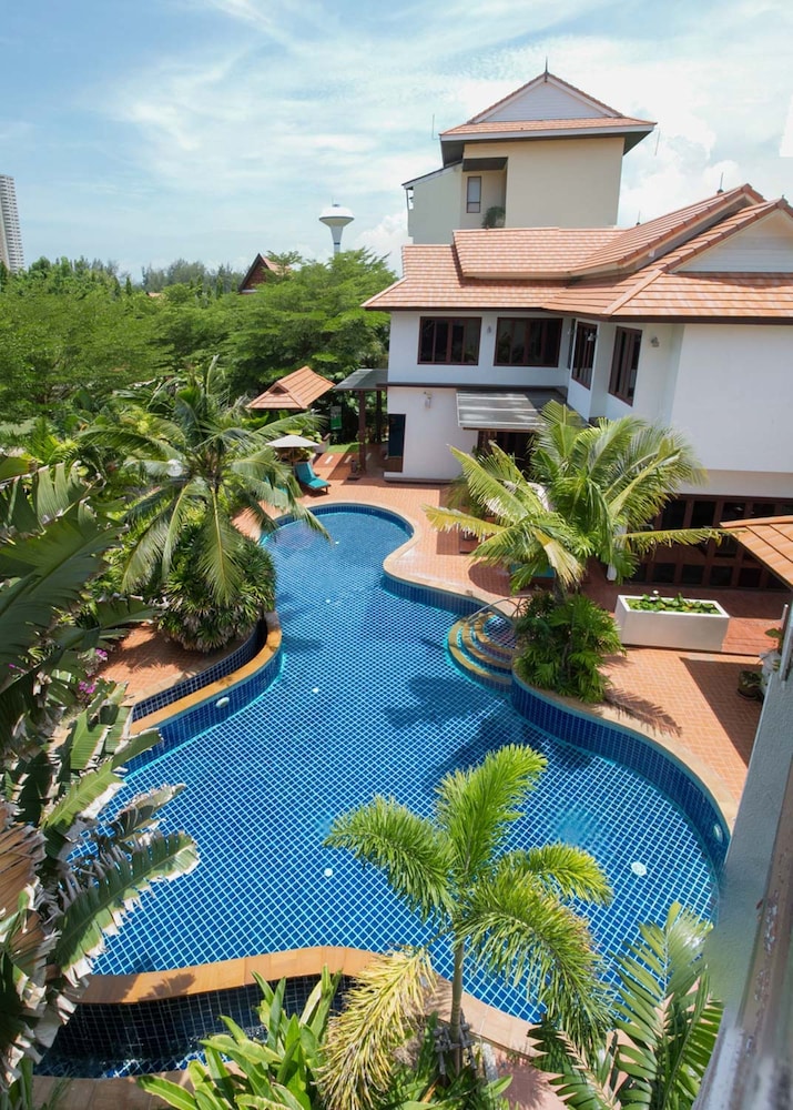 VIP Chain Resort Pool Villa