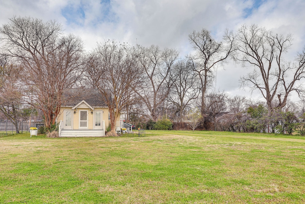 Walk to Lake Chicot: Cottage w/ Yard & Views!