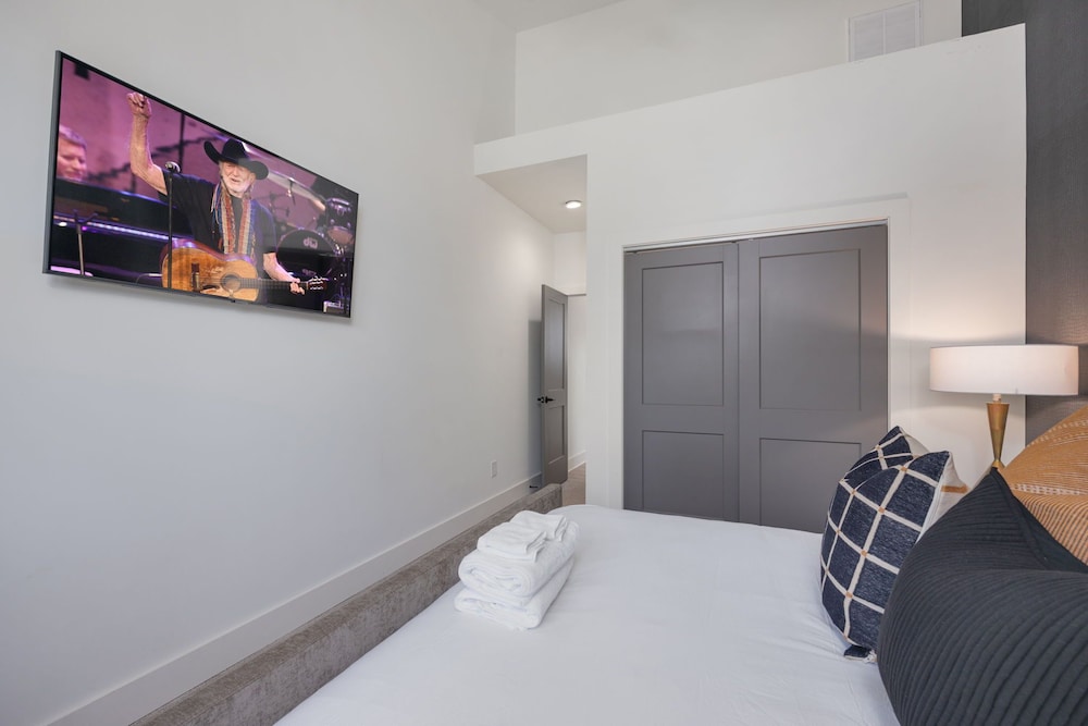 Elevate - Modern Luxury - Stunning City Views