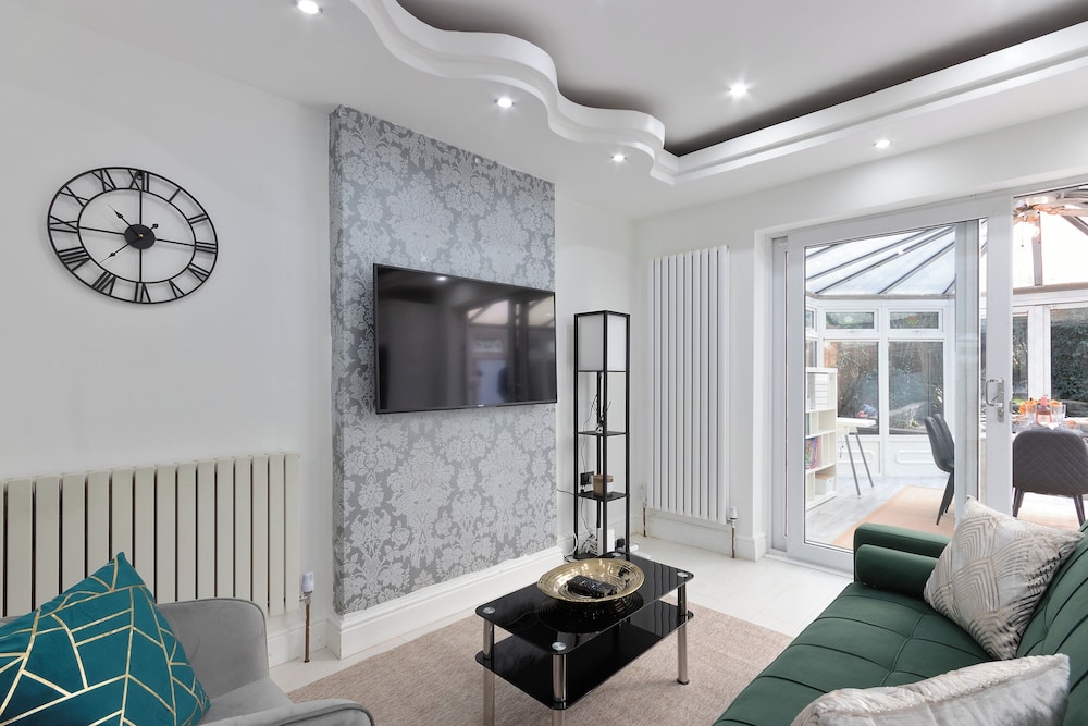 4 Bed - Sleeps 9 - Free Parking - 20 min Gatwick