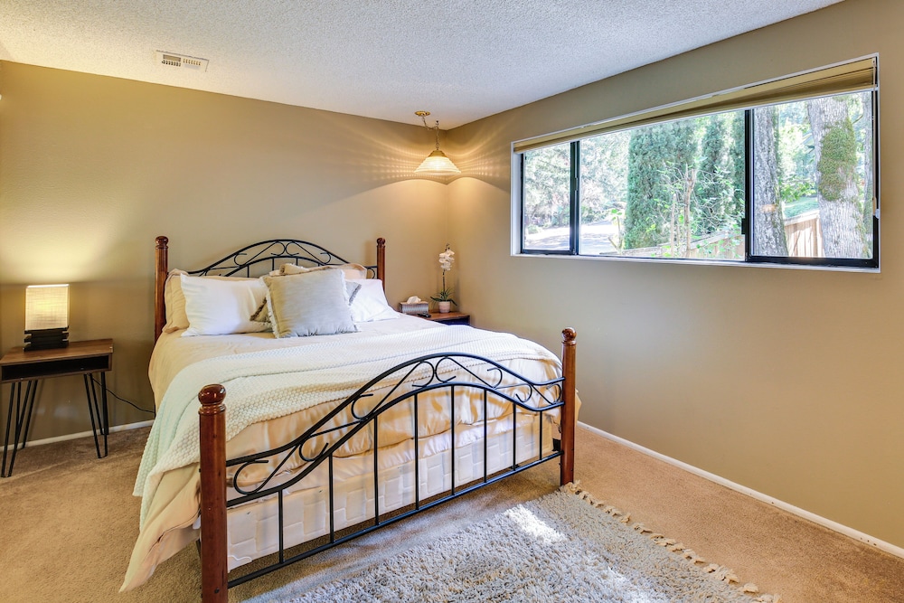 3 Mi to U of O Pet-friendly Home w/ Covered Deck!