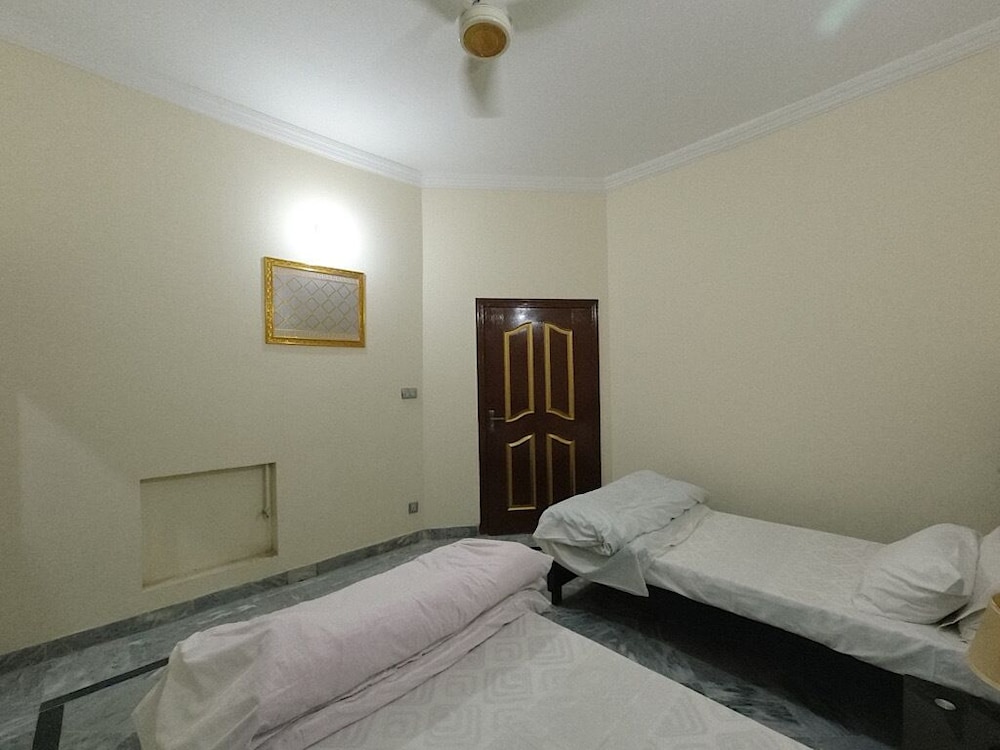 Room-cozy Guest Room in Rawalpindi - Per