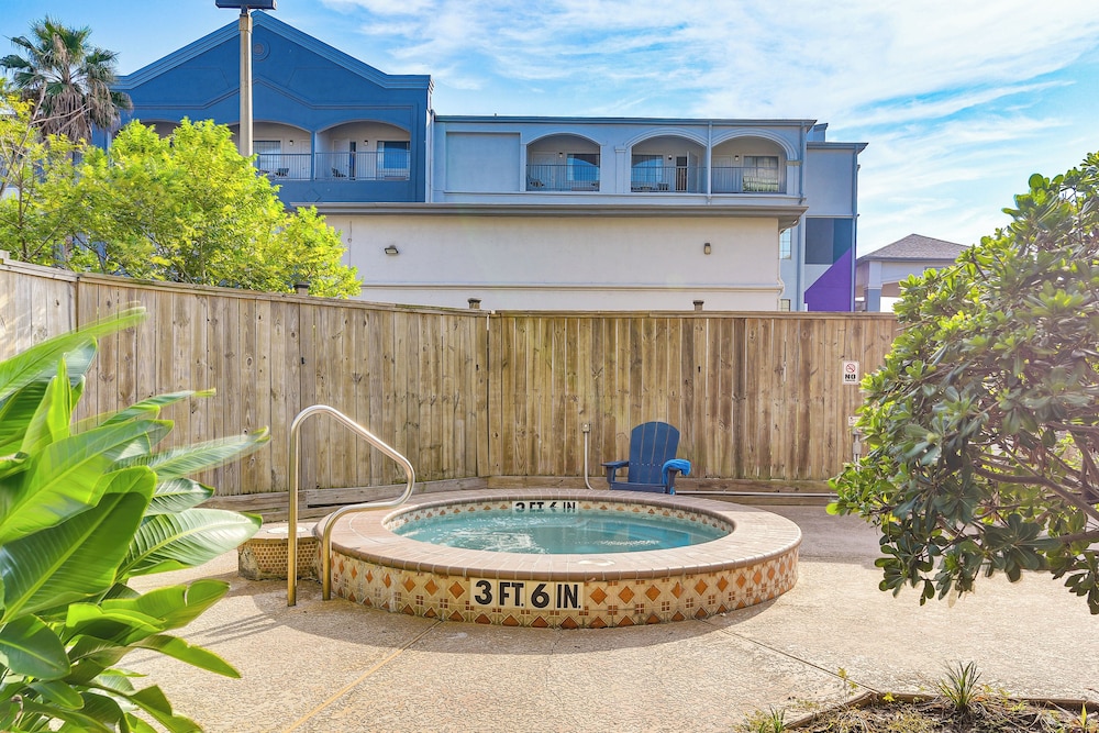 Pool & Hot Tub Access: Beachside Galveston Condo!