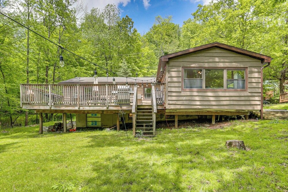 Spacious Lake Ariel Cabin w/ Deck + Pool Access!