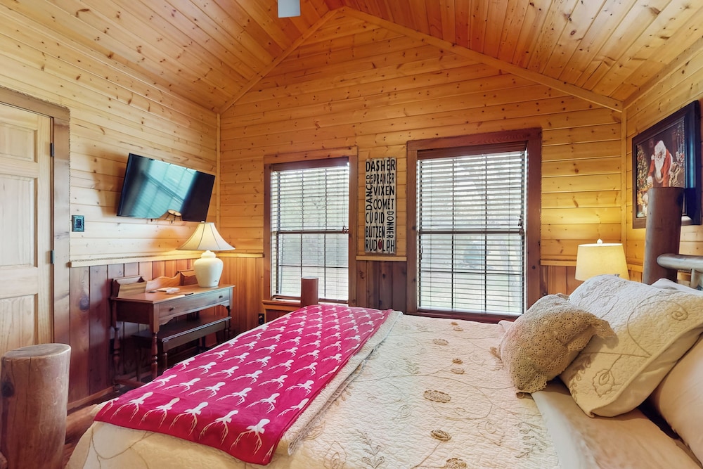Water-view Cabin w/ Front Porch, W & D, Streaming