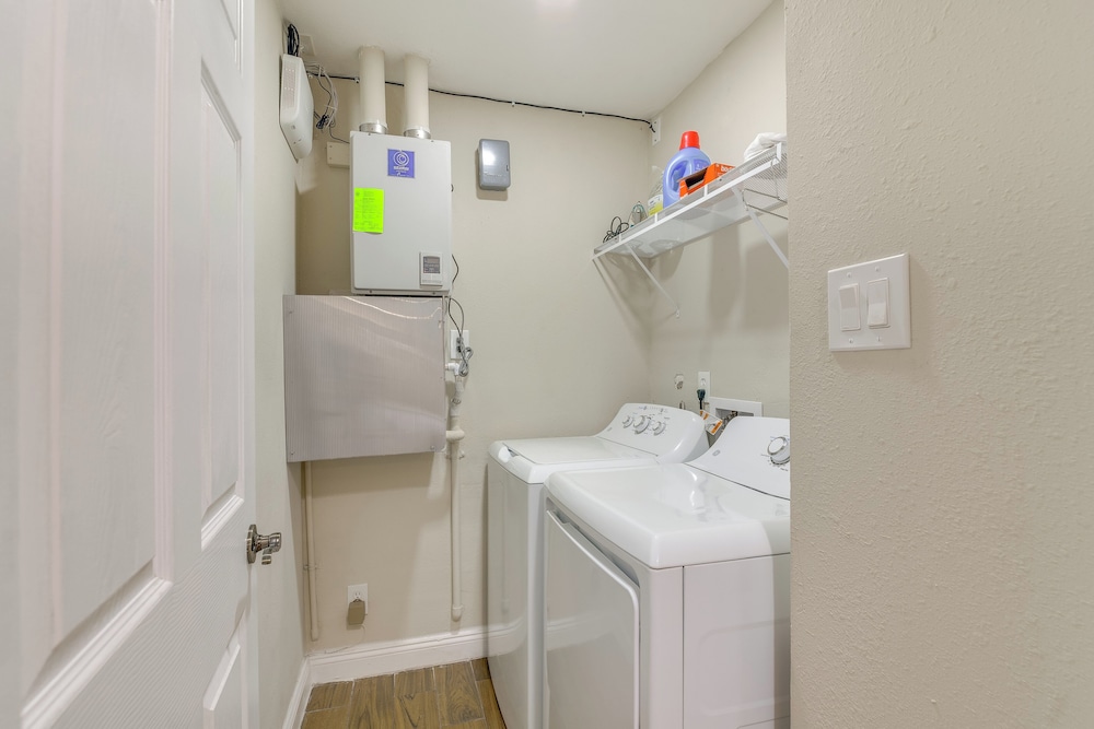 4 Mi to NRG Stadium: Quiet Home w/ Fenced Yard!