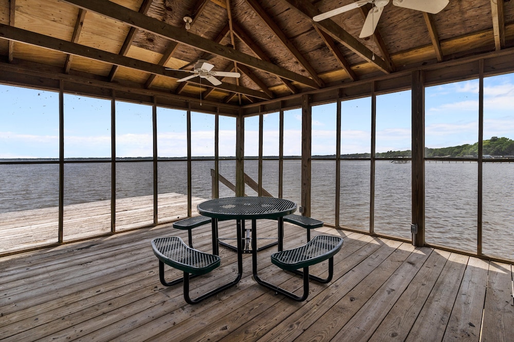 Lake Escape - Lake Waccamaw 7 Bedroom Home