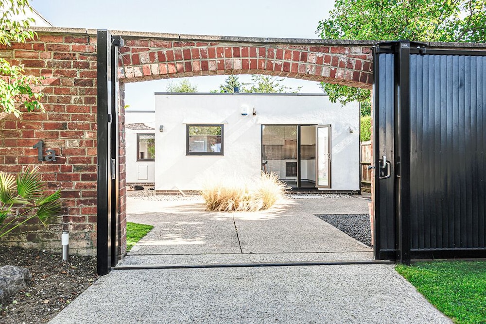 Mid-Century Modern Style 1BD with Garden view 4