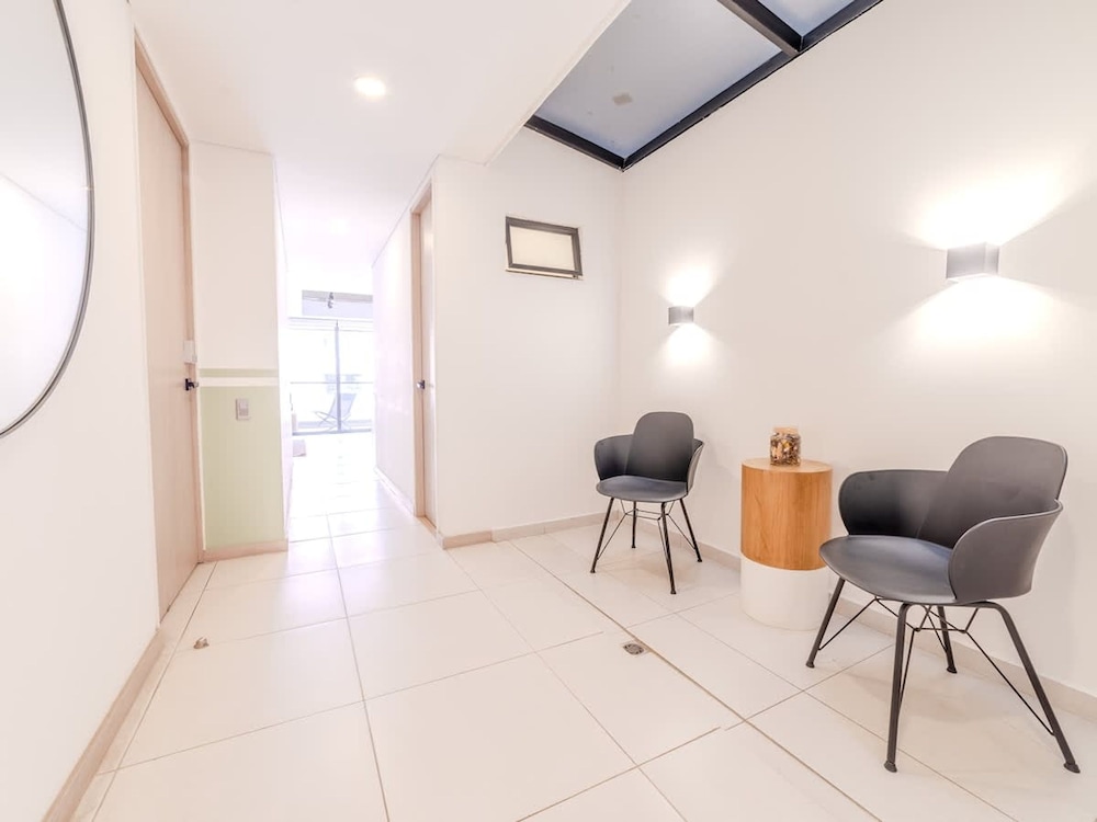 Panoramic 3 BR w Balcony in Laureles Medell n
