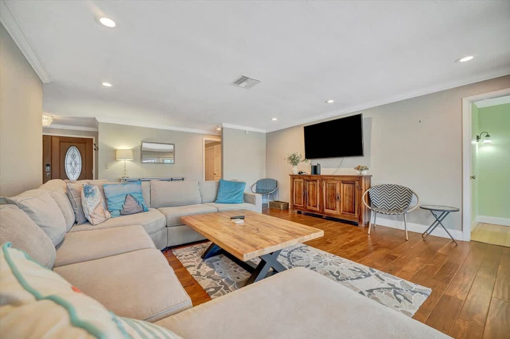 The Crown House 4b Pool Home 6 Mins to IR Beach