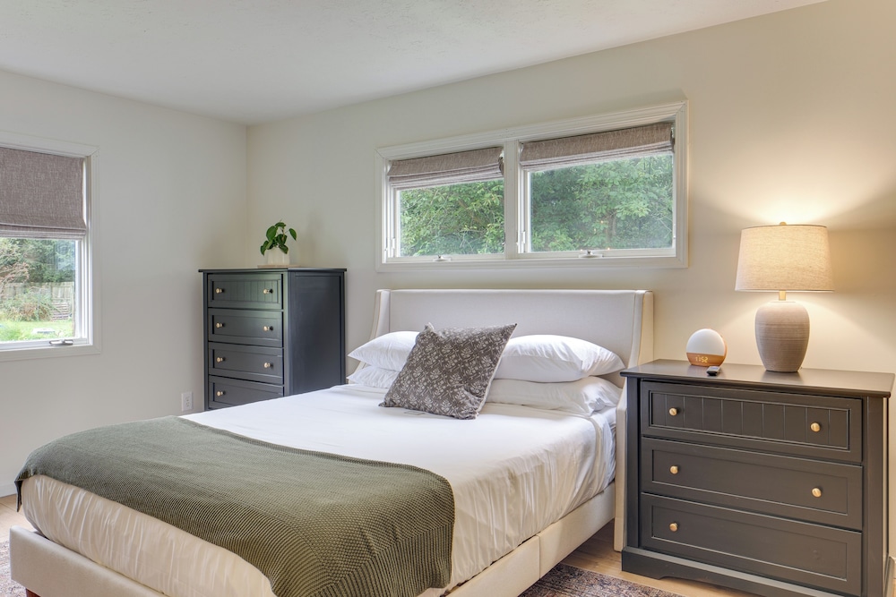 < 1 Mi to Lake Erie: Home w/ Hot Tub & Game Room!