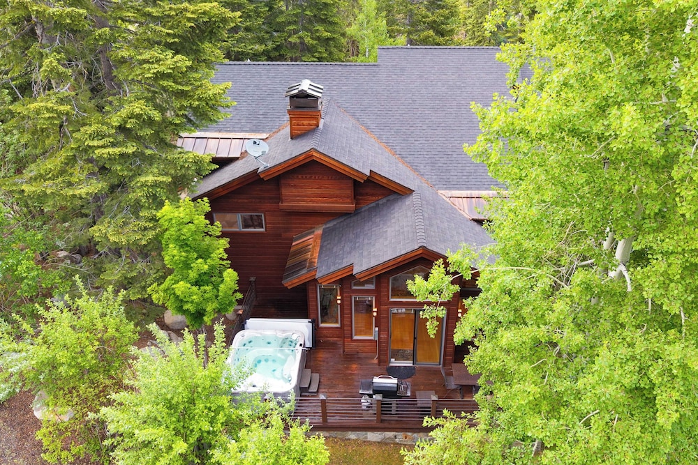 Cedars at Palisades by Avantstay Hot Tub, Resort Access, and Mountain Views