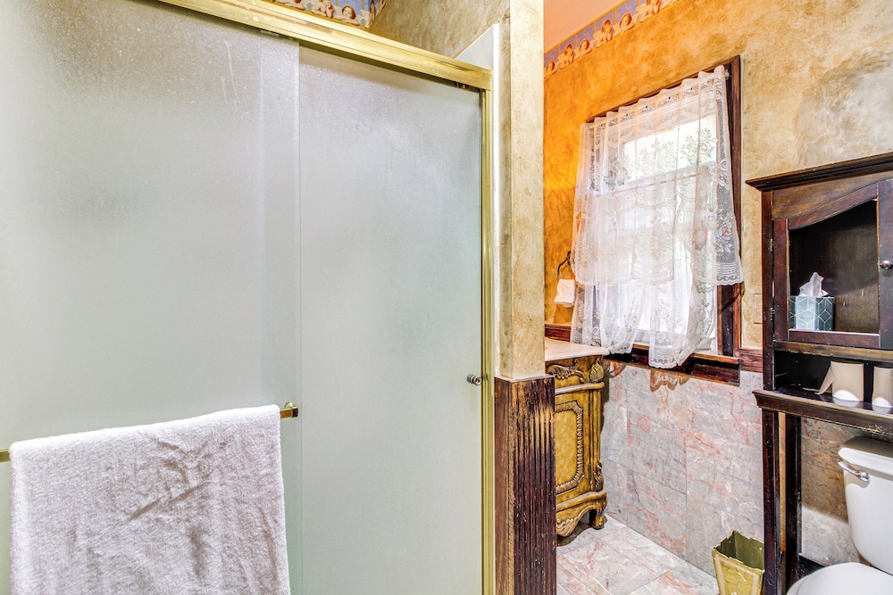 < 1 Mi to Downtown Abq: Historic Manor w/ Patio!