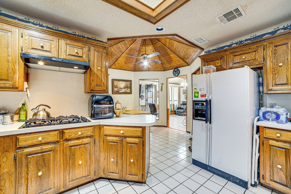 Pet-friendly Home w/ Pool - 8 Mi to Central Plano!
