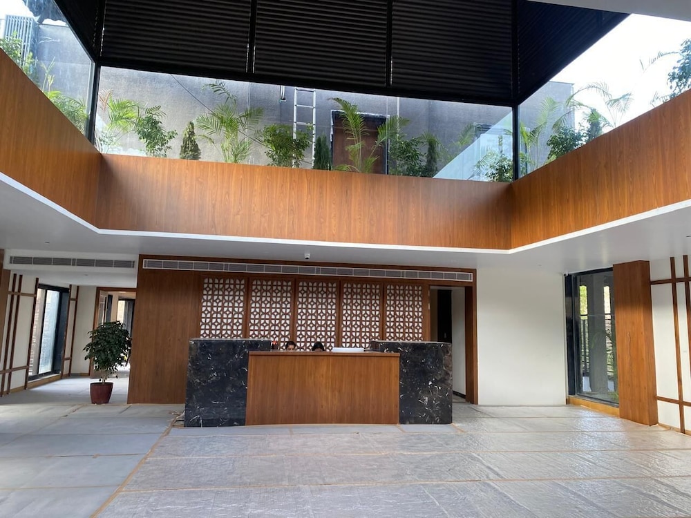 Lobby & Reception