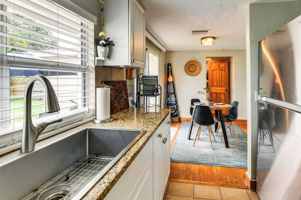 < 3 Mi to Dtwn: Pet-friendly Sarasota Stay w/ Yard