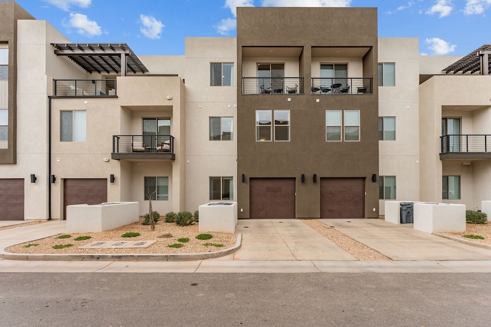 Adventure Central At Desert Color 6 Bedroom Townhouse