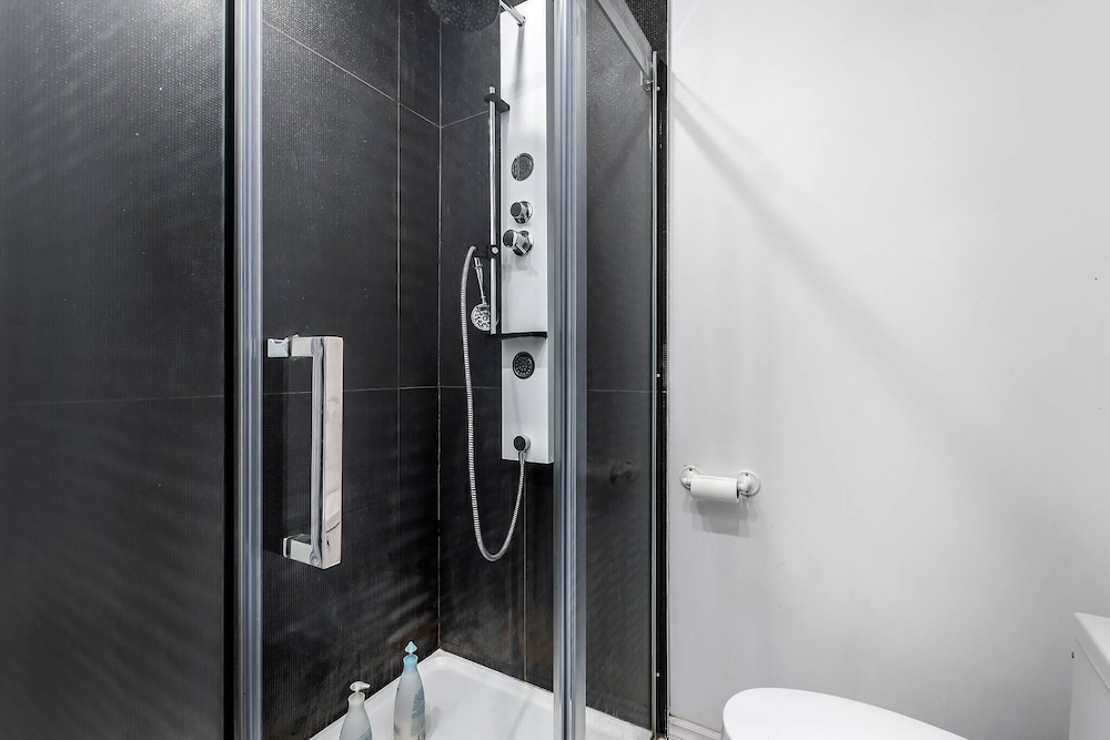Chic Townhome With Garage Dt Mtl