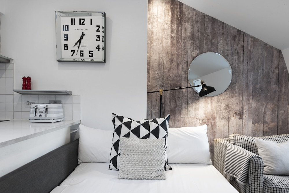 King's Cross Penthouse by MoreThanStays
