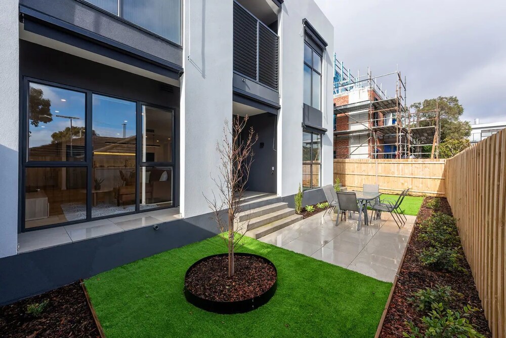 Stylish 3 Bedroom With Free Parking view 2