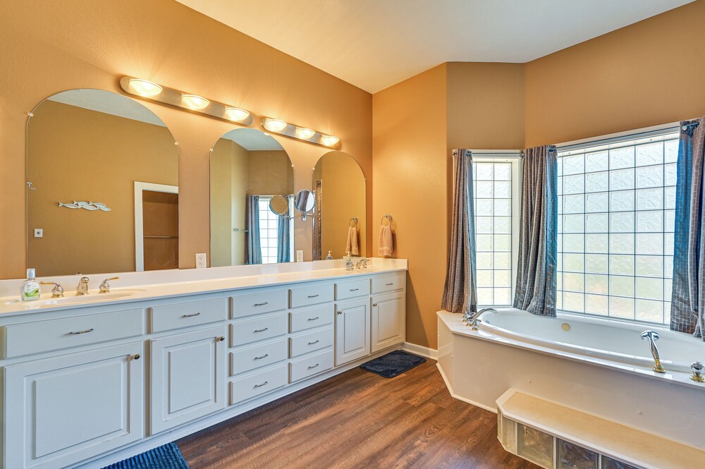 Boat Dock & Hot Tub: Waterfront Home in Milam!