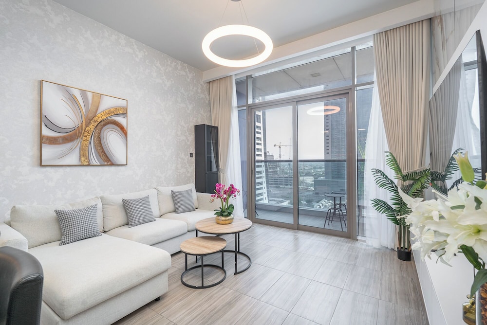 Heaven Crest Vacation Homes - Balcony with City View 1BHK in JLT Dubai Close to Metro & Marina