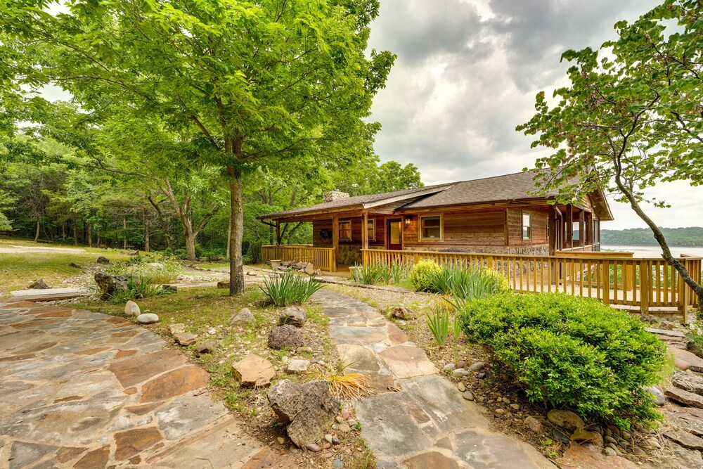 Eagle Rock Gem on Table Rock Lake w/ Decks & Grill view 3