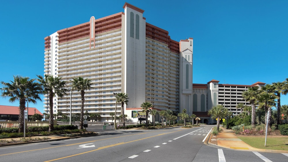 Beachfront Corner Unit w/ Wrap-around Balcony, Close to Attractions!