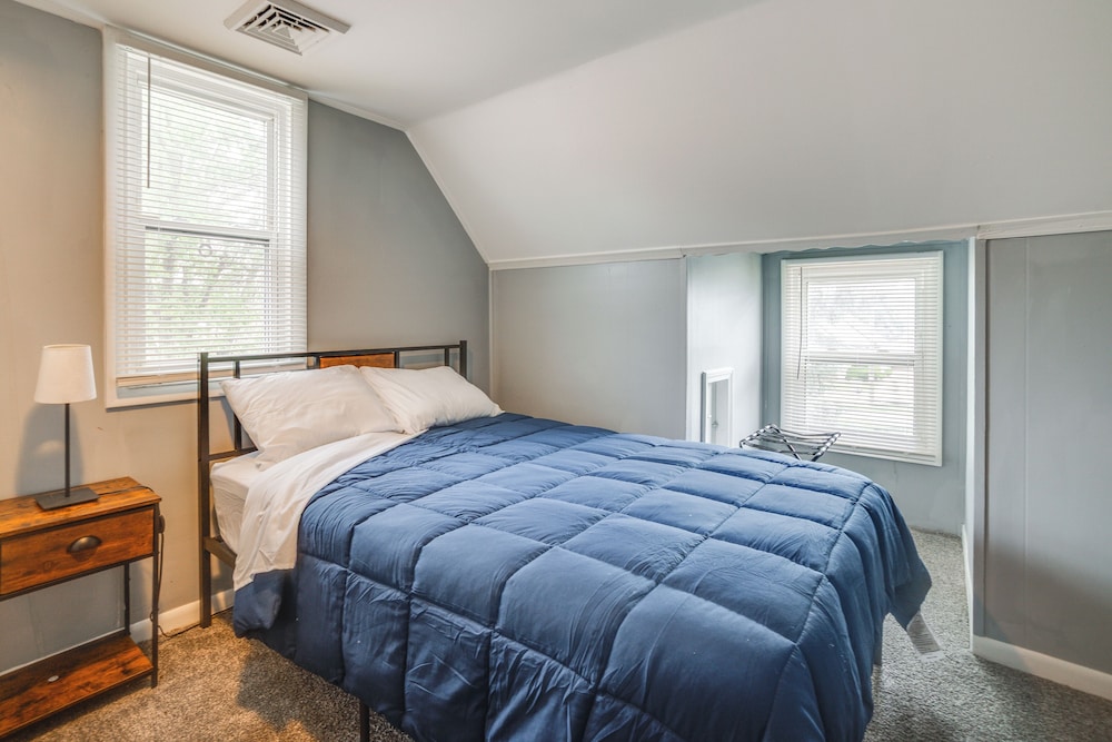 7 Mi to Historic Third Ward: Home in Lincoln Park!