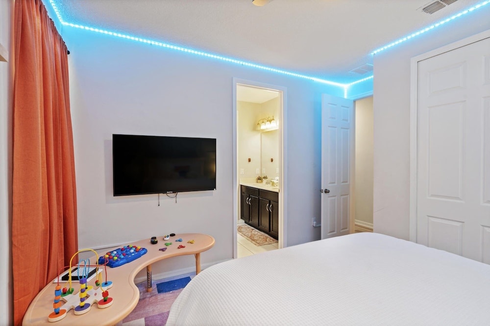 Solara Resort 9 Bedroom Private Pool + Spa Home 9 Home