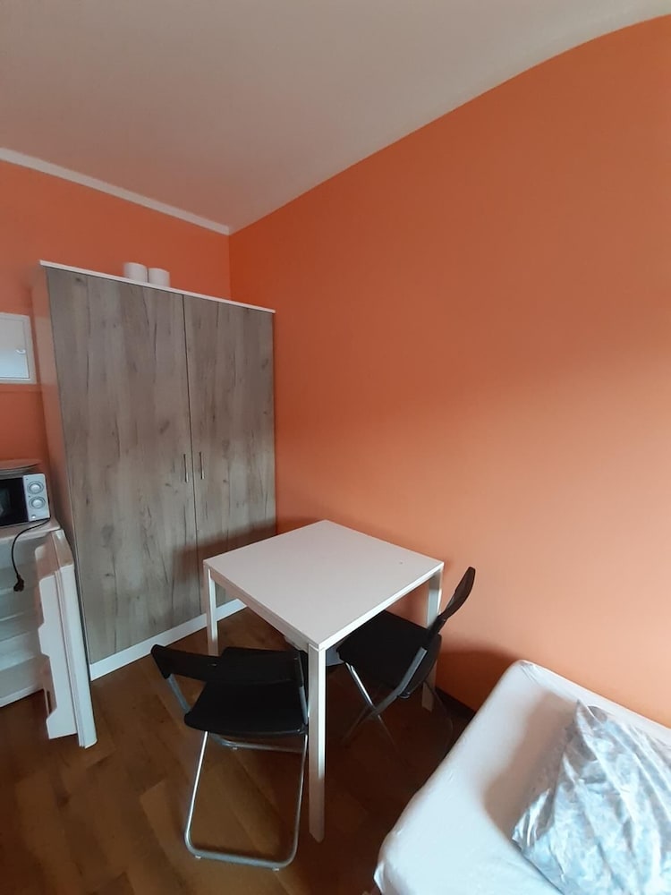 2-Rent Group Hostel Rooms&Apartments TUB19A