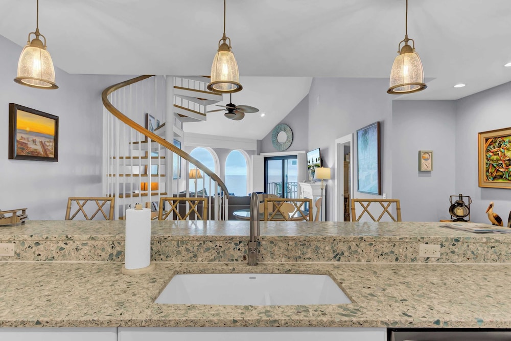 518 Seascape Waterfront Views + Community Pool