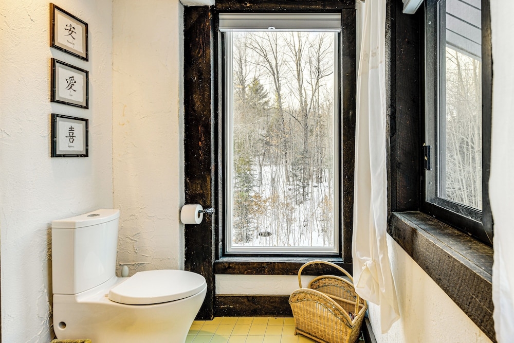 11 Mi to Sugarbush: Eclectic Ski House w/ Hot Tub!