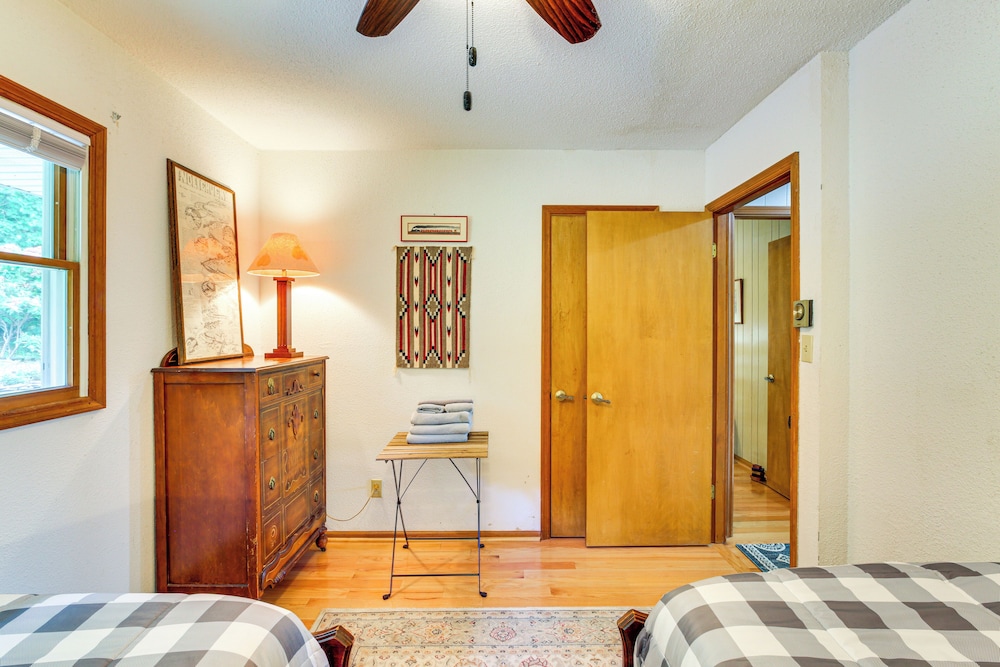 Deck, Fire Pit, Games: Family Escape Near Boone