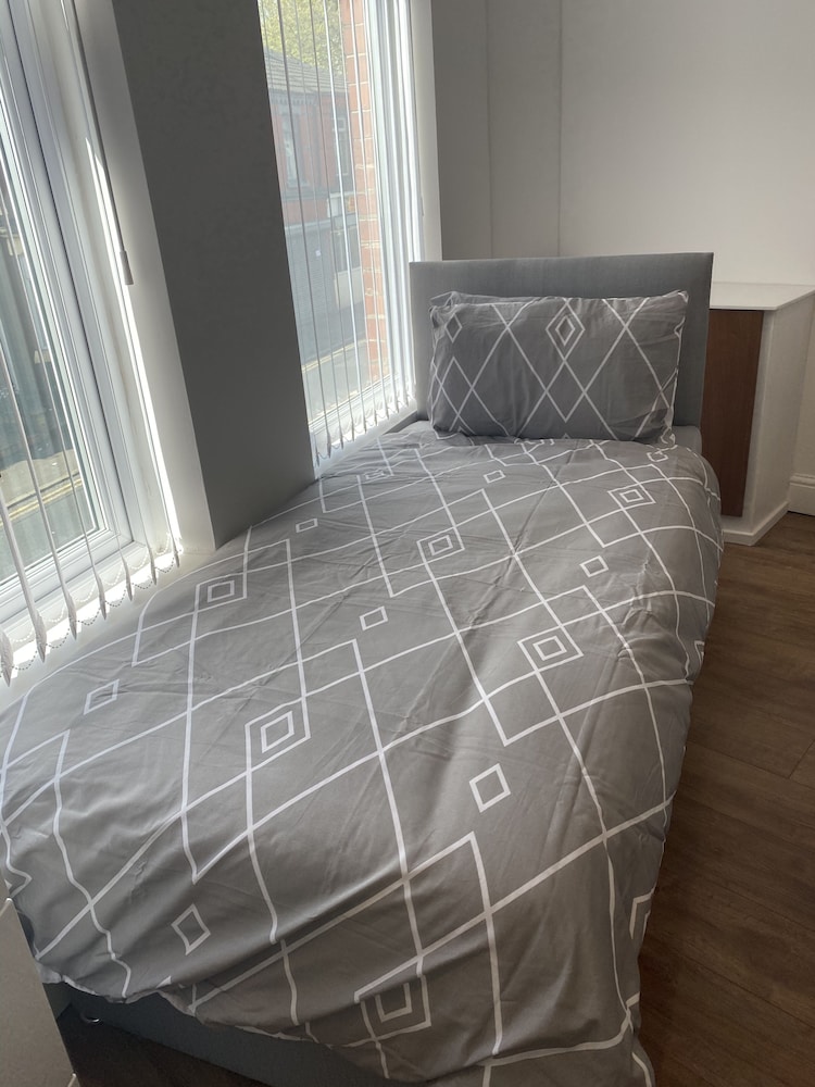 Large 3 bed House Sleep 10 Anfield Liverpool view 2